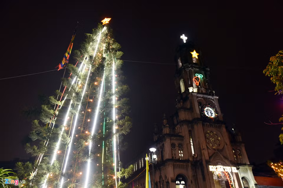 Nhà thờ Phùng Khoang (phường Trung Văn, quận Nam Từ Liêm) tối 23/12.