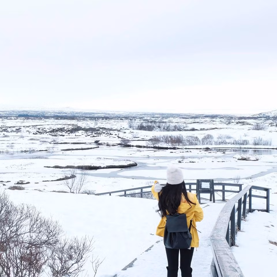 Tuy nhiên, nhược điểm lớn nhất khi du lịch Iceland là các địa điểm du lịch rất xa nhau, không có các phương tiện công cộng. Du khách phải mua tour mới có thể đi được hết các địa điểm du lịch. Nhưng theo Kiều Trang, dù giá tour khá cao nhưng thật sự chất lượng rất tốt, xứng đáng với đồng tiền bỏ ra.