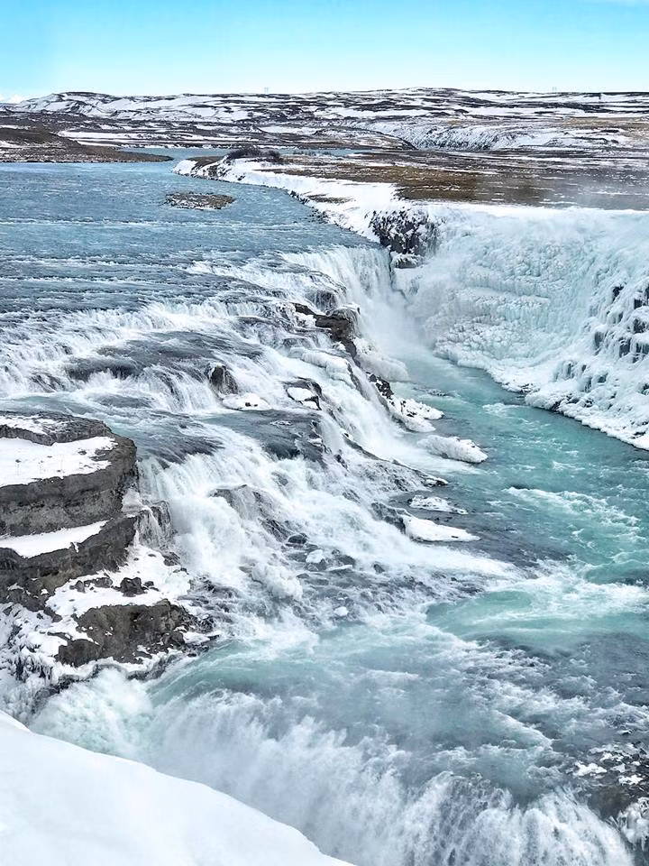 “Cảm nhận chung của mình về Iceland là một vùng đất đặc biệt nhất mình từng đến. Bạn sẽ chỉ có thể trầm trồ kinh ngạc trước sự diệu kì và hùng vĩ của thiên nhiên. Con người Iceland cũng dễ thương thân thiện, đồ ăn rất đặc sắc với Hakarl (thịt cá mập), mỡ cá voi muối.