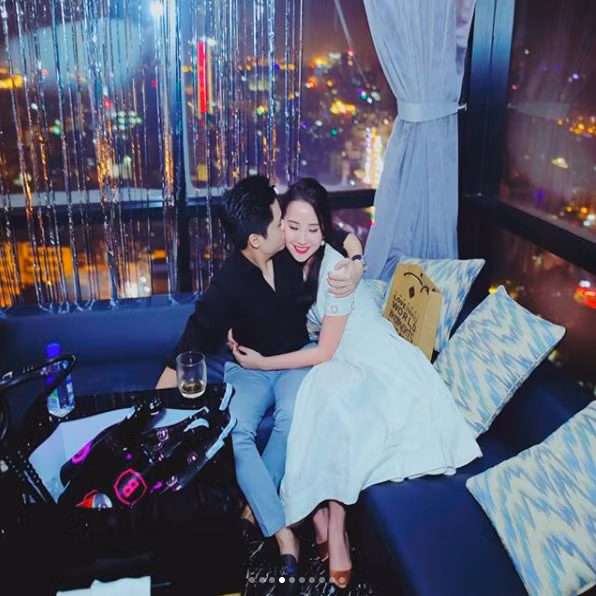 Sau ồn ào tình cảm với Midu và Thúy Vi, người yêu mới của Phan Thành đặc biệt được quan tâm. Primmy Trương là tiểu thư có xuất thân trong gia đình danh giá, mẹ là hiệu trưởng trường Phát triển Cá Nhân &amp; Đào tạo Tài Năng tại TP.HCM. Cô từng tham gia nhiều cuộc thi nhan sắc, là beauty blogger, đồng thời làm quản lý tài chính tại trường. Primmy có ngoại hình nổi bật, cuộc sống sang chảnh và được nhiều người hâm mộ trên mạng.