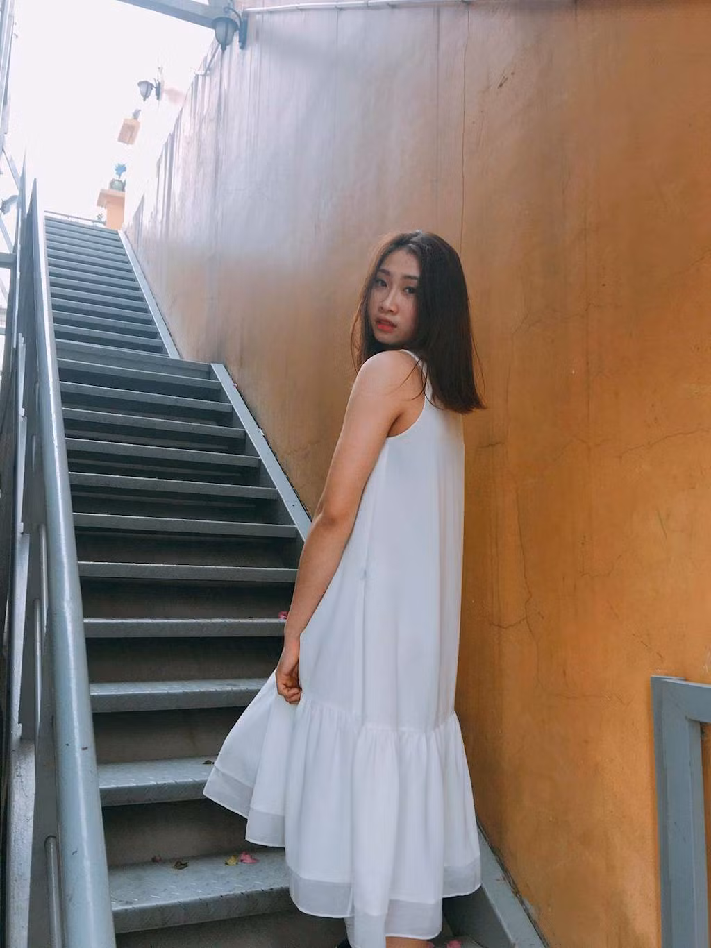 Cô àng thường mix đồ theo phong cách form rộng Hàn Quốc.