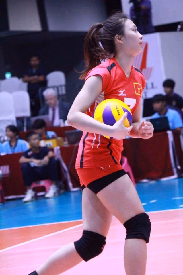 "Tình cờ đọc được thông tin lò đào tạo Thông Tin tuyển sinh năng khiếu trên báo, lúc ấy cô 15 tuổi với chiều cao 1.71cm nên đã mạnh dạn ứng tuyển. Để có thể được gọi lên đội 1 của Thông tin LienVietPostBank là điều vô cùng khó khăn. Lò đào tạo Bộ tư lệnh Thông tin liên tục có những lứa VĐV trẻ triển vọng", cô nàng tâm sự.