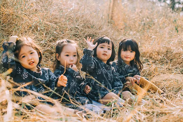 Nguyễn Mai Chi (tên hay gọi là Cherry, ngoài cùng bên trái), cũng là cô bé bụ bẫm nhất hội và cũng 'bà cụ non' nhất hội.