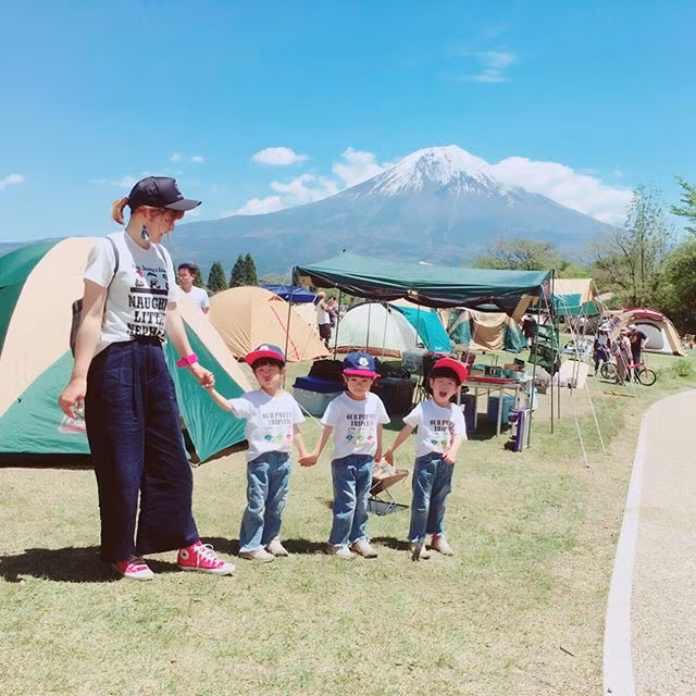 Những hình ảnh của gia đình 'toàn thiên thần' khiến cư dân mạng vô cùng thích thú. Chỉ trong một thời gian ngắn, tài khoản của người mẹ trẻ đã thu hút tới gần 30.000 lượt thích.