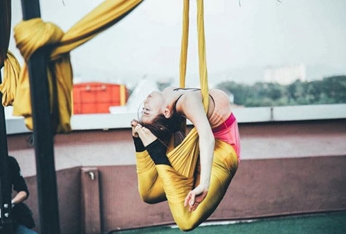 Là một giáo viên yoga và thể hình có tiếng tại Malaysia, Munmun Lim được nhiều người mến mộ vì rất chăm chỉ đăng tải những đoạn video dạy yoga, gym ngay trên trang cá nhân.
