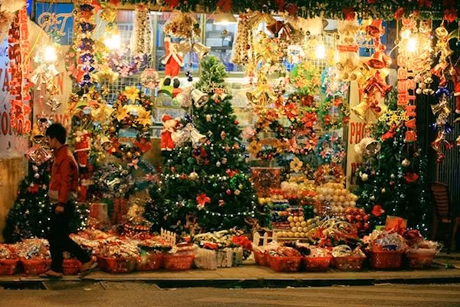  Phố người Hoa (Q.5) - Nằm tại đường Hải Thượng Lãn Ông (quận 5), phố người Hoa là khu vực bán đồ Giáng Sinh nổi tiếng ở TP.HCM. Ghé thăm nơi này, bạn sẽ cảm nhận rõ rệt không khí Noel đang bao phủ khắp nơi với có thể mua những món đồ có màu sắc rực rỡ, đủ chủng loại.