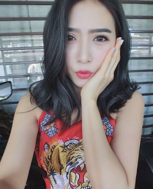 Cô giáo Munmun Lim tới từ Malaysia sở hữu vẻ đẹp nữ tính, ngọt ngào nhưng trong phòng tập, cô mạnh mẽ chẳng kém mày râu là bao.