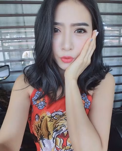 Cô giáo Munmun Lim tới từ Malaysia sở hữu vẻ đẹp nữ tính, ngọt ngào nhưng trong phòng tập, cô mạnh mẽ chẳng kém mày râu là bao.