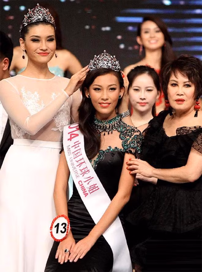 Năm 2014, người đẹp Hứa Nãi Thanh đăng quang ở tuổi 19. Cô có chiều cao lý tưởng 1,78m nhưng cũng bị cho là kém xinh và kém sang, gương mặt và hình thể đều có khuyết điểm. Bất ngờ, cô từ bỏ vương miện không lâu sau đó vì muốn chuyên tâm học hành.