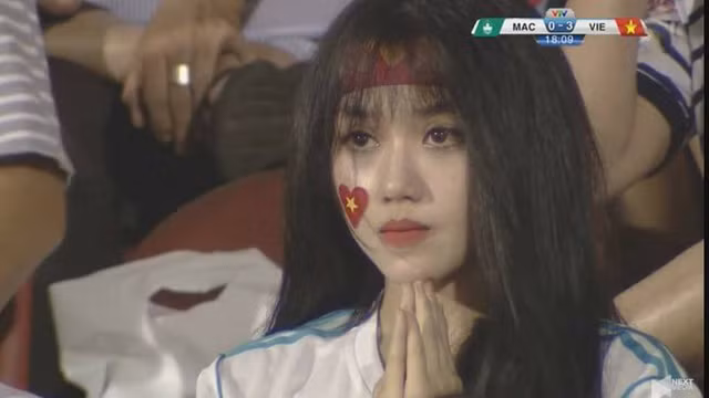 Thùy Dung từng “gây sốt” trên sóng truyền hình khi loạt hình ảnh " hot girl sân Mỹ Đình" sát cánh cùng đội tuyển U22 Việt Nam xuất hiện và gây sốt mạng ngay sau khi trận đấu kết thúc.