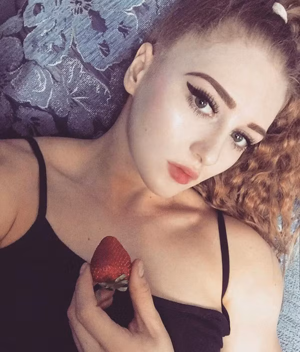 Cô có một cơ thể vô cùng cường tráng với những bắp cơ cuồn cuộn, rắn chắc. Julia tìm đến tập gym từ năm 2012 với mong muốn rèn luyện cho cơ thể khỏe mạnh hơn nhưng khi tiếp xúc với môn nâng tạ cô đã hoàn toàn bị thu hút và theo đuổi nó đến bây giờ.