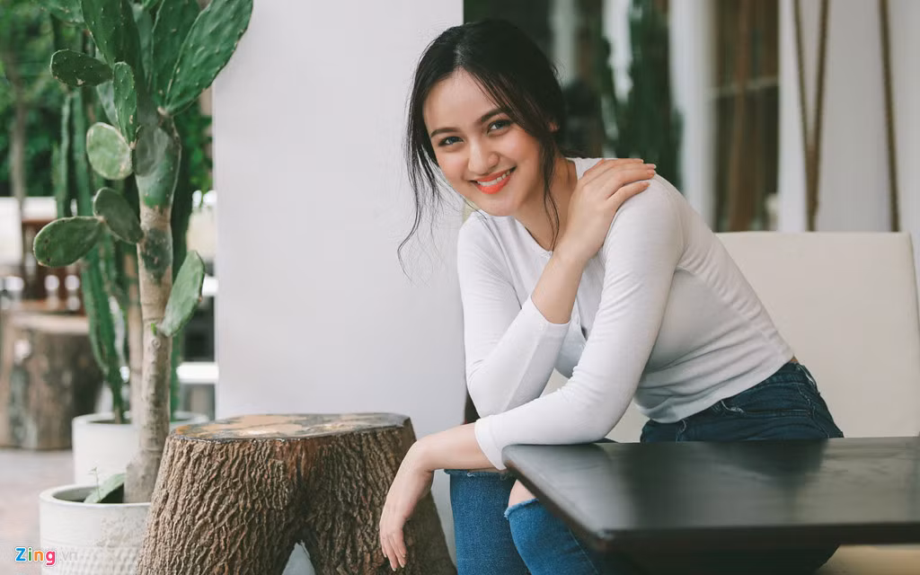 Một trong những hot girl nổi bật trên mạng xã hội Việt năm 2017 là Mai Tây (Nguyễn Túy Xuân Mai), 17 tuổi, Cần Thơ. Giống như nickname, Mai Tây sở hữu gương mặt xinh đẹp, có nét lai Tây quyến rũ. 10X hiện sở hữu hơn 100.000 người hâm mộ trên mạng xã hội. Cô từng tham gia diễn xuất trong MV của ca sĩ Cao Thái Sơn. Sau khi được nhiều người yêu mến, cô hiện là người mẫu lookbook ơ Sài Gòn. Ảnh: Nguyễn Thành.