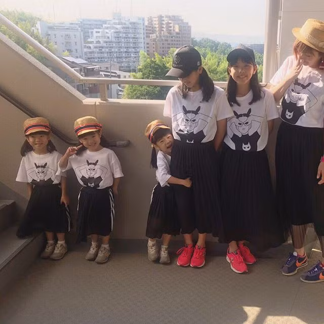 Trong đó, có hai bé sinh đôi và ba bé sinh ba, các bé đều xinh xắn và dễ thương.