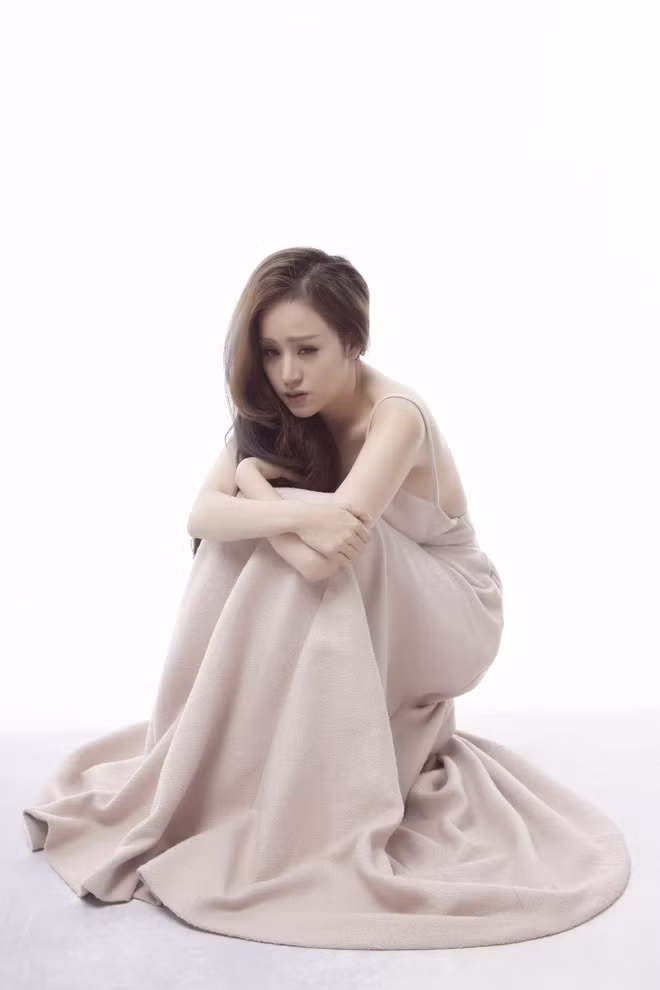 MV đó mang tên “Chẳng lẽ không yêu được em” do ca sĩ đình đám Isaac sáng tác. Ca khúc là tâm trạng của một cô gái khi yêu, phải đối mặt với sự hoài nghi, ngờ vực về tình cảm của chính mình, hứa hẹn sẽ được Lê Thị Huyền Anh thể hiện sinh động.