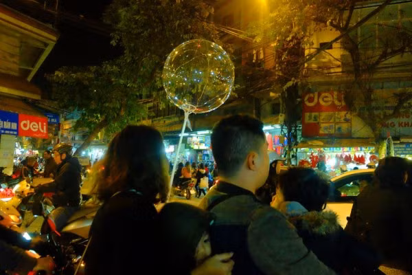 PGS.TS Trần Hồng Côn cho rằng, về nguyên lý bóng bay galaxy có thể tự phát nổ nếu tỷ lệ khí (ôxy, hydro, nhiệt độ) vượt mức giới hạn của quả bóng. Khi phát nổ nó sẽ tỏa nhiệt như khí ga và gây bỏng cho người cầm. Mức độ bỏng sẽ phụ thuộc vào số lượng bóng và khoảng cách tiếp xúc, thông thường số lượng bóng càng lớn thì diện tích bỏng sẽ rộng.