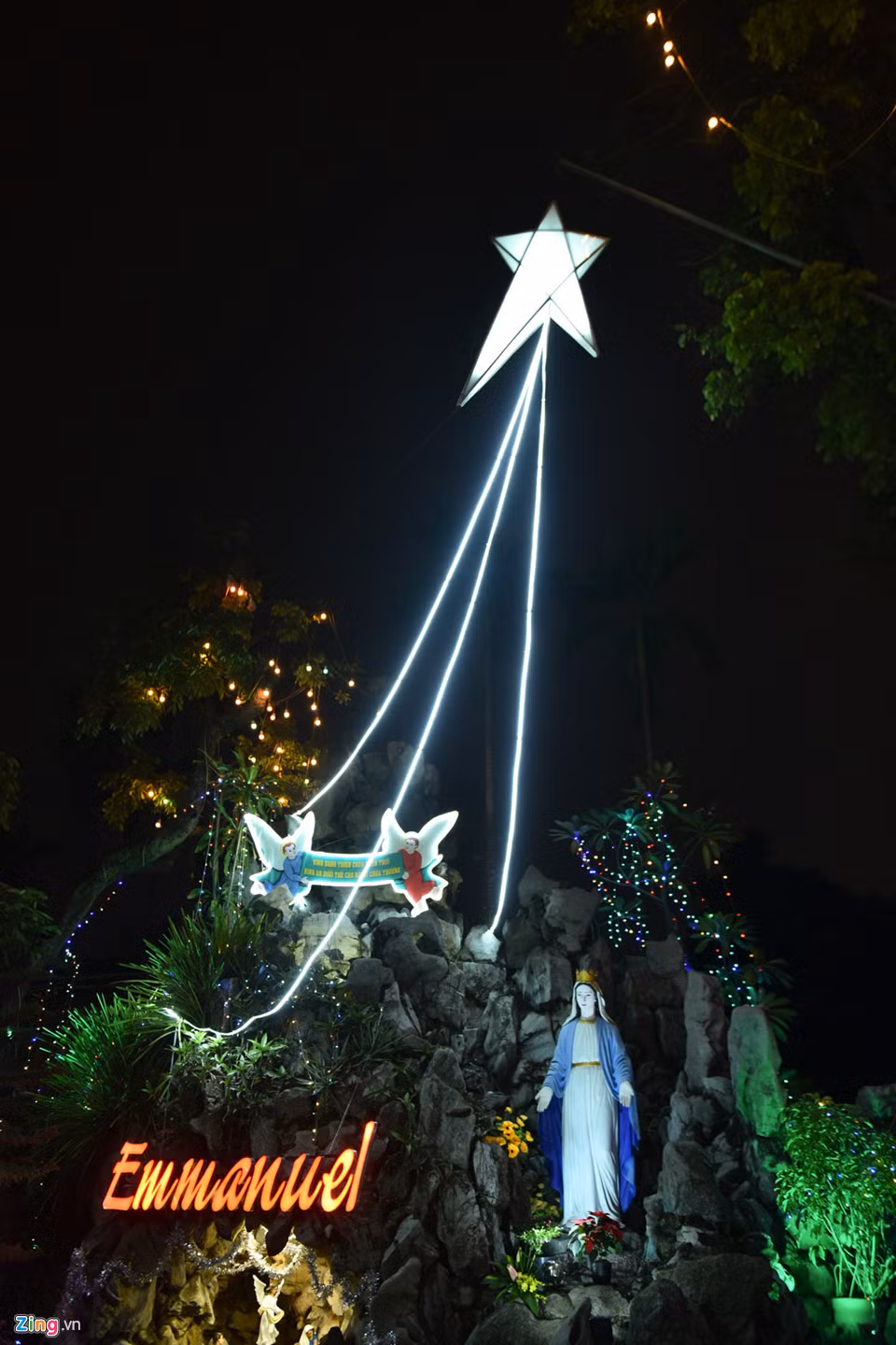 Do nằm sâu trong làng, nhà thờ Phùng Khoang không nổi bật bằng các nhà thờ khác trong nội đô.