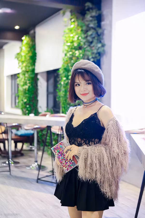 Không còn là một hotgirl 'mưa bóng mây' baby kute ngày nào, thay vào đó là một cô gái chín chắn và bản lĩnh hơn. Chia sẻ về cuộc sống hiện tại, Hà Đan cho biết, cô nàng đang gặp khá nhiều may mắn trong công việc, liên tục được đảm nhận vai trò người dẫn chương trình của một số chương trình mới, và đảm nhiệm nhiều vai diễn với màu sắc khác nhau.