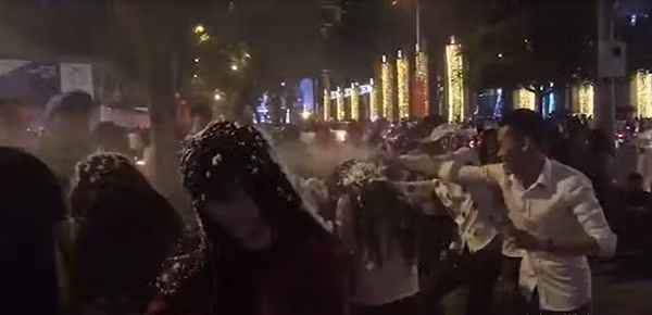 Bạn gái trên bất ngờ bị chặn lại là xịt túi bụi lên người.