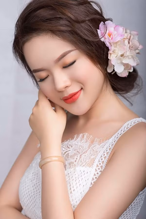 Tự chấm điểm về khuôn mặt, Hà Đan cũng thừa nhận: 'So với chuẩn mực của cái đẹp hiện nay thì có thể còn nhiều thứ cần phải chỉnh, nhưng mình vẫn chưa nghĩ đến chuyện sẽ thay đổi nét nào đó trên khuôn mặt. Mình mong rằng những điểm chưa hoàn hảo trên khuôn mặt mình sẽ trở thành những điểm riêng khác những khuôn đúc khác, để khán giả ấn tượng và nhớ đến hơn.'