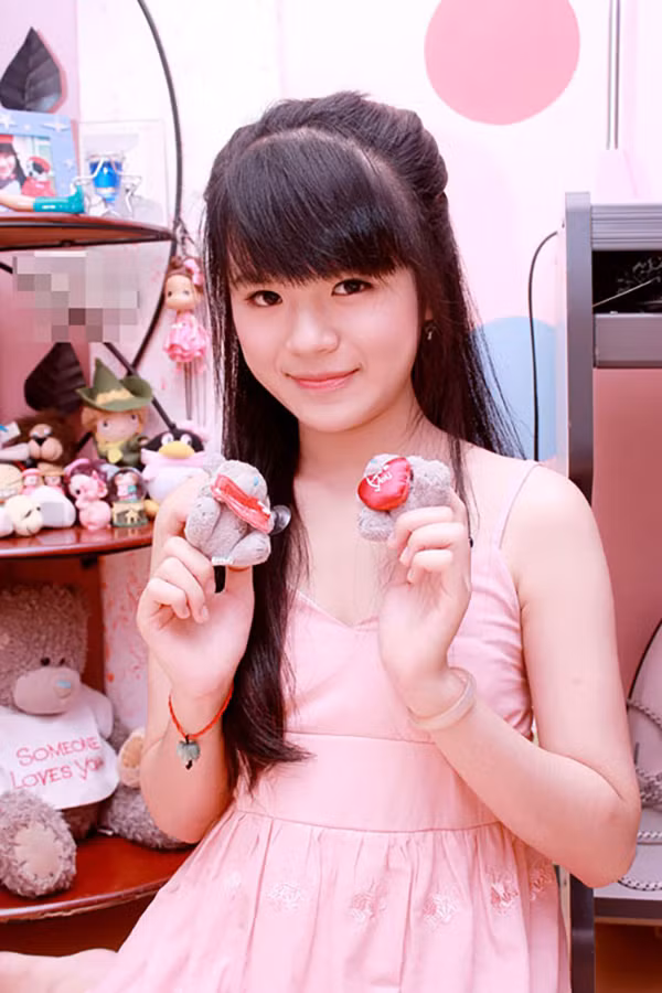 Sau đó, Hà Đan cũng đã góp mặt trong rất nhiều bộ phim khác nhau như 'Khép mắt chờ ngày mai', 'Mưa bóng mây', 'Sắc màu phái đẹp', 'Gái ngoan truyền kỳ'… Không những thế, cô nàng còn là một trong những gương mặt MC, phát thanh viên 'ruột' của Đài truyền hình.