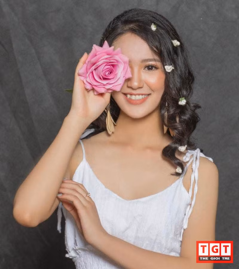 “Phải cân bằng giữa việc học và đi diễn mình gặp nhiều khó khăn và áp lực. Nhưng được sự ủng hộ và động viên của gia đình và bạn bè cùng niềm đam mê thôi thúc, nhắc nhở mình luôn phải mạnh mẽ và nỗ lực nhiều hơn nữa”- Vân tâm sự.