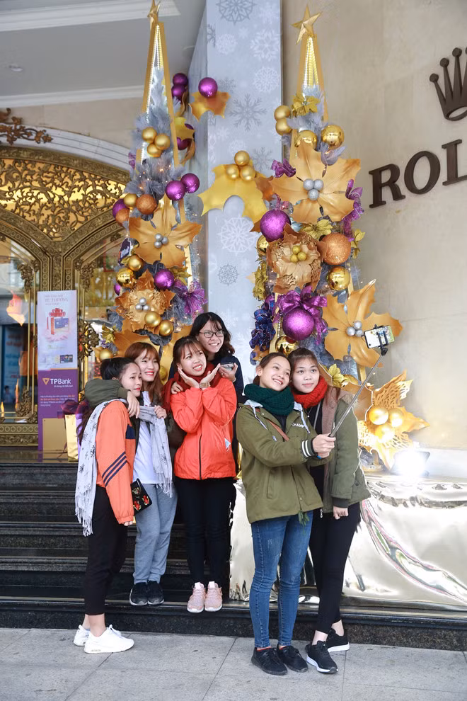 “Nhà thiết kế” của TTTM Tràng Tiền dịp Noel năm nay là ngân hàng TMCP Tiên Phong (TPBank). Lấy cảm hứng từ sự giao thoa văn hóa của phương Đông và phương Tây, TPBank trang trí những cây thông xinh xắn từ nón lá.