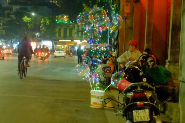 Loại bong bóng này được gọi với nhiều cái tên như: bong bóng galaxy, bong bóng đèn led, bong bóng phát sáng hay bong bóng 7 màu. Loại bóng này có giá khoảng 60.000 - 80.000 đồng/quả. Anh Toàn, một người bán hàng tiết lộ, xuất xứ của bong bóng đèn led là từ Trung Quốc. Không chỉ hút hồn trẻ em, bong bóng đèn led còn được giới trẻ ưa chuộng. Tuy nhiên, rất nhiều người bày tỏ nỗi lo về nguy cơ phát nổ từ loại bong bóng này.