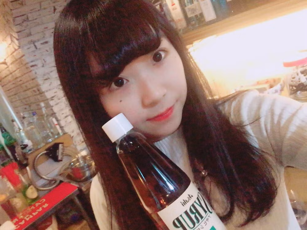 Họ cho biết các cô gái ở quán cà phê mình từng ghé đều rất xinh đẹp nhưng lại quá diêm dúa và thường xuyên hút thuốc lá. Điều chủ Naturalia muốn là mọi người được thưởng thức cà phê trong không gian tự nhiên, mộc mạc nhất.