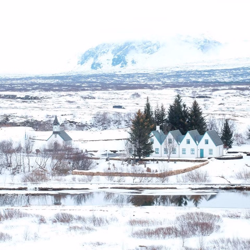 Ngoài ra, cô gái Hà Thành này cũng tiết lộ, du khách có thể lựa chọn một hình thức khác để đi tham quan các điểm du lịch đó là tự lái xe. Cách đi này vừa tiết kiệm chi phí, thời gian cũng như có nhiều cơ hội để… chụp ảnh sống ảo.