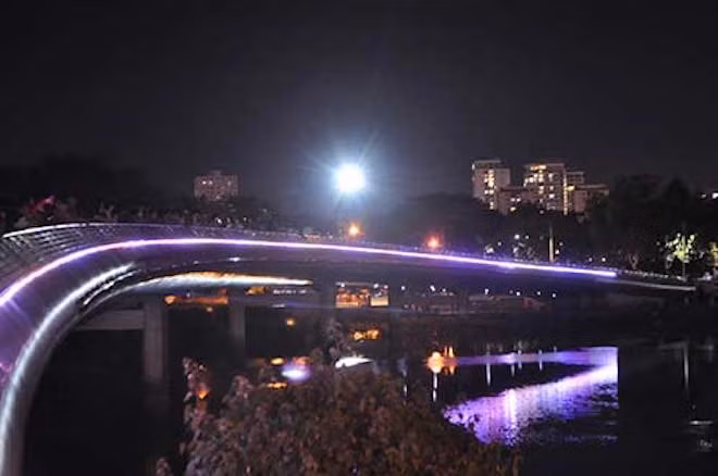  Cầu Ánh Sao (Q.7) - Với công viên thoáng rộng và nhiều khu phức hợp, cầu Ánh Sao đã thực sự trở thành điểm đến của nhiều cặp tình nhân mỗi dịp Giáng Sinh về. Còn gì lãng mạn hơn khi tay trong tay dạo bước cùng người thương trong không gian huyền ảo, lung linh của ánh đèn ở nơi đây.