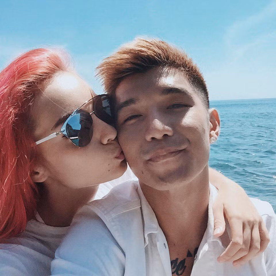 Dù có tin đồn từ năm 2014, mãi đến tháng 6/2015, Mlee - Cường Seven mới công khai mối quan hệ. Đôi trẻ nhận được nhiều sự ủng hộ khi hẹn hò. Trong suốt 4 năm, cả hai luôn dành cho nhau những tình cảm tốt đẹp, động viên và nâng đỡ nhau trong cuộc sống.