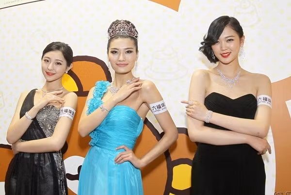 Năm 2013, người đẹp Cận Diệp (ở giữa) đăng quang Hoa hậu Hoàn vũ Trung Quốc giữa bão dư luận kém xinh, thô và bị nghi đã chỉnh sửa nhan sắc.