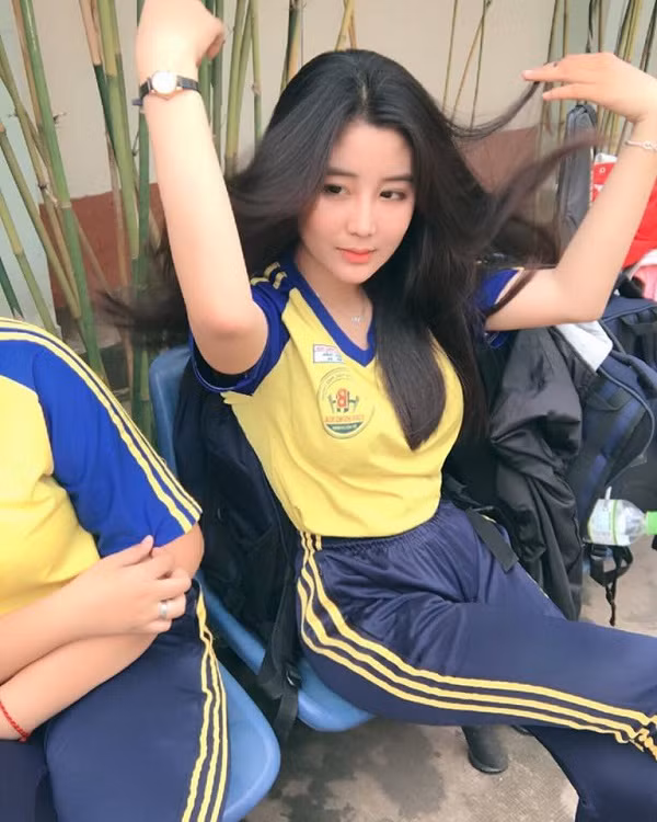 Ít ai biết rằng, để có thân hình tuyệt mỹ cùng với chiều cao 1m64 và cân nặng 46kg, cô bạn 16 tuổi từng có thời gian chăm chỉ luyện tập gym và yoga. Ngoài việc chăm chỉ luyện tập để có thân hình "vạn người mê", Trân còn may mắn được di truyền nhiều nét đẹp từ người mẹ của mình là người gốc Hoa. Cô nữ sinh sở hữu hơn 100.000 người theo dõi trang cá nhân này cũng rất biết cách làm tôn lên vẻ đẹp hình thể của mình, đặc biệt là vòng 1 gợi cảm qua những trang phục đời thường, ôm gọn cơ thể. Ngọc Trân còn rất thích mặc áo dài và cũng chính từ bức ảnh mặc áo dài đồng phục khoe vẻ đẹp quyến rũ mà cô bạn bỗng được nhiều người biết đến.