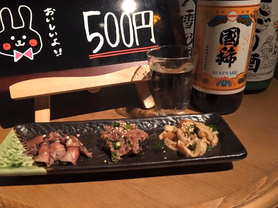 Ngoài được ngắm nhìn vẻ đẹp thuần khiết của con gái Nhật, uống cà phê, thực khách còn được thưởng thức những món ăn đẹp mắt.