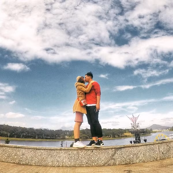 Anh chàng Gấu Mập chia sẻ: 'Bây giờ Đà Lạt không lạ nhưng với mình, nó vẫn có gì đó để níu chân, để nhớ nhung và muốn quay lại nhiều lần nữa. Chuyến đi lần này hai đứa mình vừa kết hợp làm việc, tiện cũng vãn cảnh và chụp checkin bộ ảnh đôi luôn. Dù lạnh thật nhưng chỉ cần đi với nhau là vui rồi (cười)'. Và cứ ngỡ trào lưu 'nắm tay nhau đi khắp thế gian' đã cũ, nhưng khi chiêm ngưỡng những bức ảnh check-in đẹp mê ly tại Đà Lạt của cặp đôi này, ai cũng phải thốt lên lời khen ngợi.