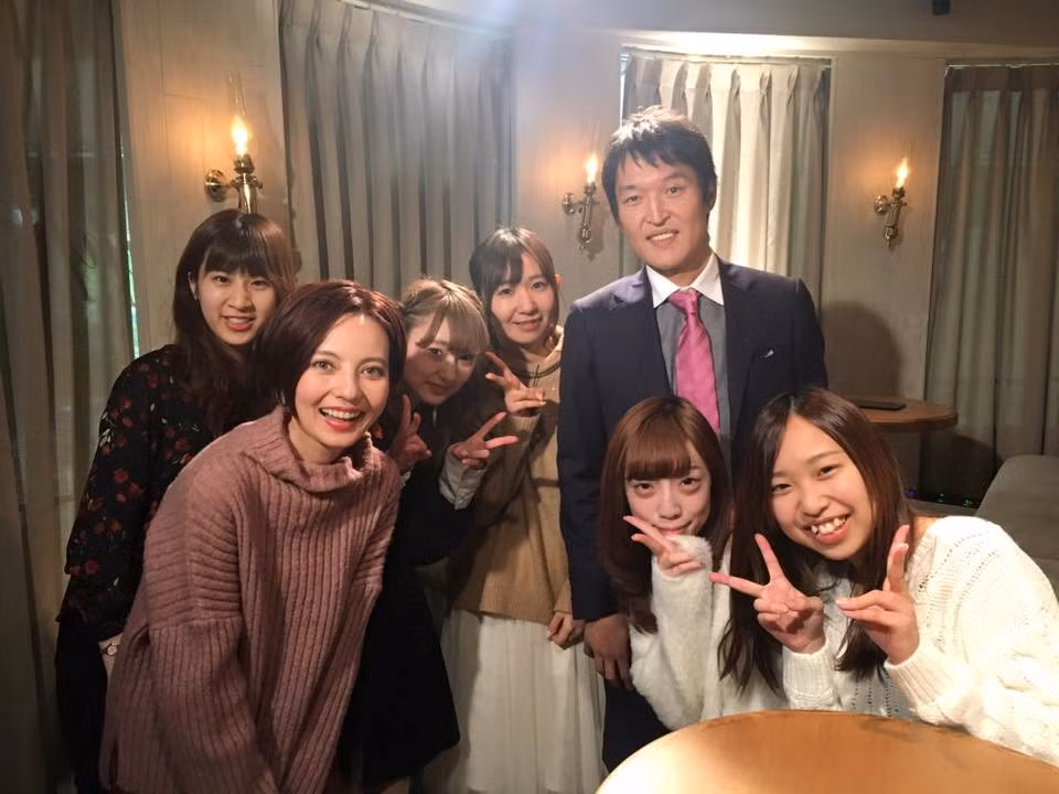 Những cô gái làm việc ở đây không trang điểm nhưng nhìn vẫn rất tươi tắn, xinh xắn.