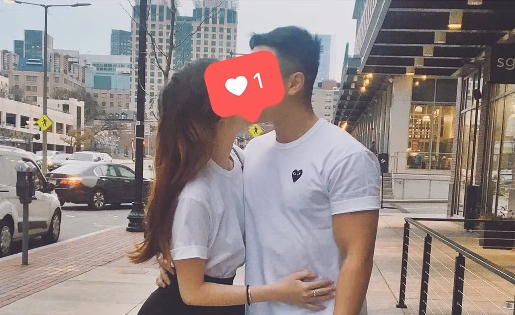 Sau mối tình với Jvevermind, hot girl Mie Nguyễn khiến mọi người tò mò khi đăng tải hình ảnh hẹn hò cùng một chàng trai giấu mặt. Trên Instagram, cô thường chia sẻ khoảnh khắc ngọt ngào, lãng mạn với người yêu khiến không ít fan tò mò.