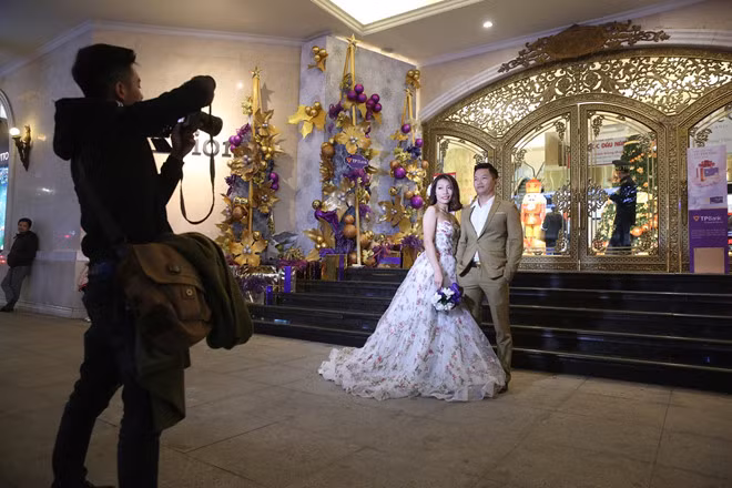 Màu sắc trang trí tông vàng - tím chủ đạo còn góp phần tạo nên background ấn tượng cho các đôi trẻ đến chụp ảnh cưới.