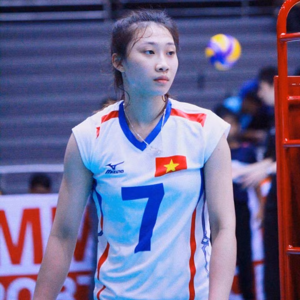  Hot girl bóng chuyền Phạm Thị Nguyệt Anh (SN 1998) đến từ Quảng Bình. Cô gái ghi dấu ấn lớn tại các giải trẻ, từ đó có tên trong danh sách triệu tập ĐT bóng chuyền nữ U23 Quốc gia.