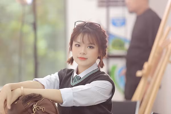 Thế nhưng sau khi gặp Yến Tatoo, cô nàng hot girl hạt tiêu đã bị thuyết phục. 'Mình tin tưởng vào ê-kip với mong muốn đem đến cho khán giả một bộ phim thần tượng với thông điệp ý nghĩa. Mình đã 'hy sinh' nhiều 'job' khác để hoàn thành tốt vai diễn này!' – Hà Đan thủ thỉ.