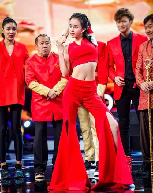 Ngoài yoga, Mu Qimiya còn dạy cả Taekwondo. Cô cũng khiêu vũ cực điêu luyện.