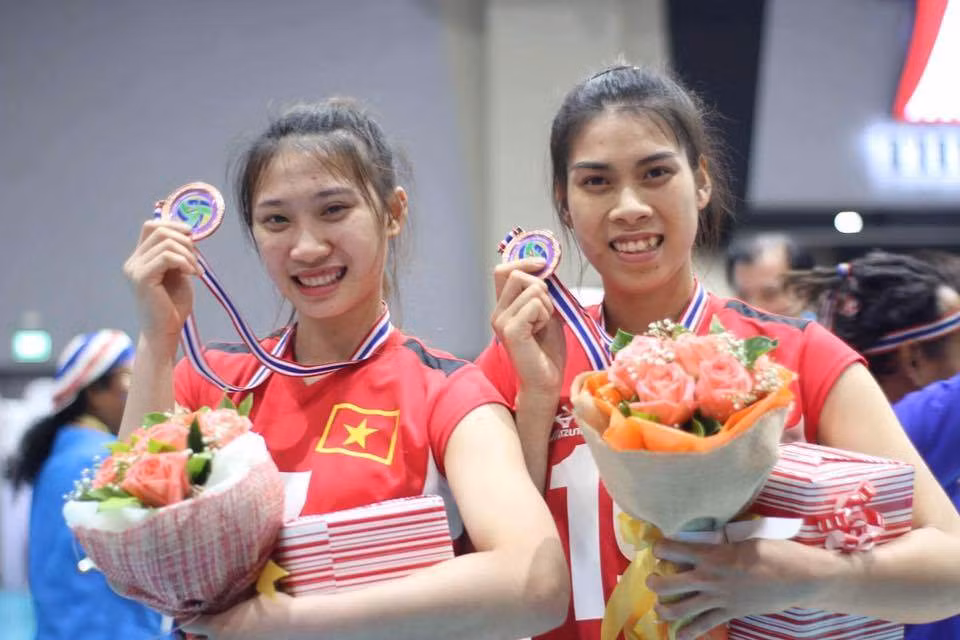 Năm 2016, Nguyệt Anh vô địch giải bóng chuyền trẻ Quốc gia cùng đội trẻ Thông tin LienVietPostBank. Cô có tên trong danh sách ĐT bóng chuyền nữ U19 Quốc gia và cùng các đồng đội vào đến bán kết giải bóng chuyền trẻ U19 châu Á.