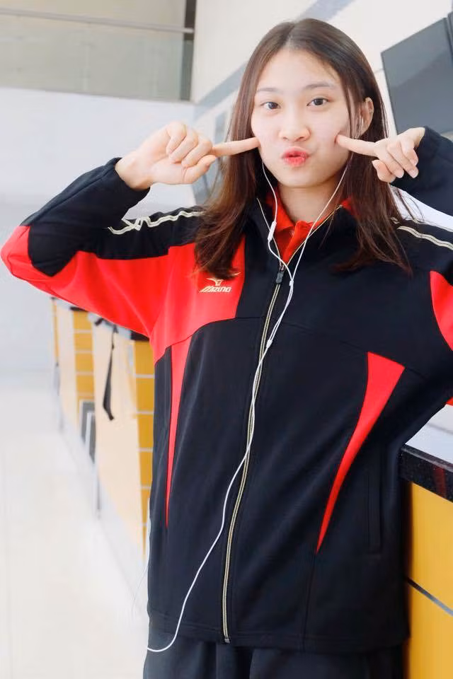 Ngoài việc đam mê bóng chuyền, cô nàng còn có nhiều sở thích như “nghiện" trà sữa. Bên cạnh đó là chụp ảnh, mua sắm quần áo, du lịch.., Nguyệt Anh cũng sở hữu một phong cách thời trang rất riêng.