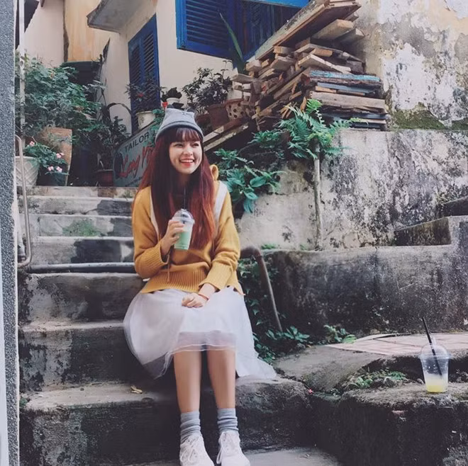 "Có lẽ, việc được nhiều người quan tâm cũng khiến mình khó kết bạn hơn trước. Mình không biết họ tiếp cận vì thích tính cách, con người mình hay vì lý do gì khác. Tuy nhiên, mình thấy bản thân vẫn được nhiều hơn mất nên khá hài lòng", Khánh Vân nói.