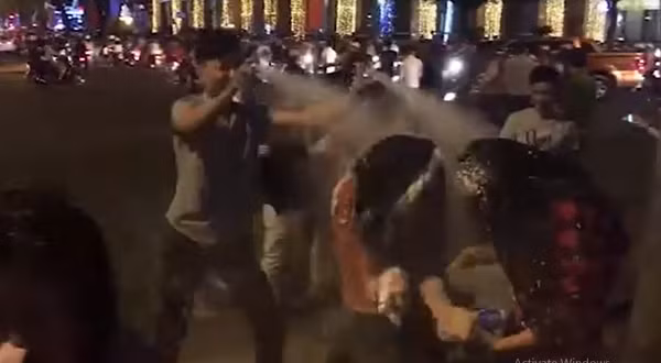 Với giá hết sức bình dân (10.000 đồng/chai), các thanh niên niên thoải mái sắm cho mình vài bình xịt bọt tuyết để chơi Noel.