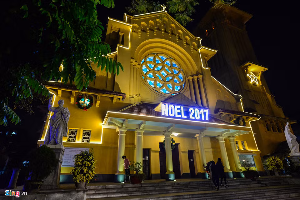 Không được trang trí lộng lẫy như nhà thờ Lớn, nhà thờ Cửa Bắc (Ba Đình) cũng là một trong những điểm thu hút đông đảo người dân dịp lễ Giáng sinh này.