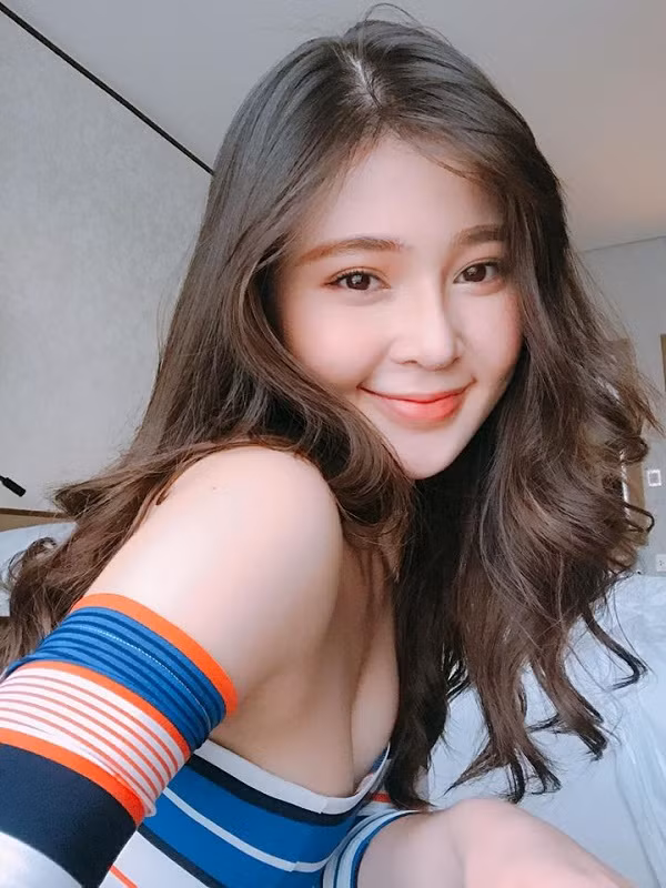 Trước những nghi vấn về việc Thảo Nguyên đẹp lên là nhờ sự can thiệp của "dao kéo", cô bạn sở hữu 60 nghìn người theo dõi trang Facebook cá nhân cũng thẳng thắn khẳng định thân hình của mình là hoàn toàn tự nhiên.