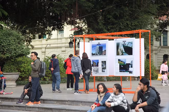 Không gian nghệ thuật đường phố: Phố đi bộ Hồ Gươm luôn là nơi lý tưởng khi bạn muốn thưởng thức những hoạt động nghệ thuật đa màu sắc như xem triển lãm tranh, nghe nhạc acoustic hay tiết mục nhảy zumba sôi động… Vào dịp Noel, sẽ có nhiều tiết mục rộn ràng hơn nữa cho giới trẻ thủ đô.