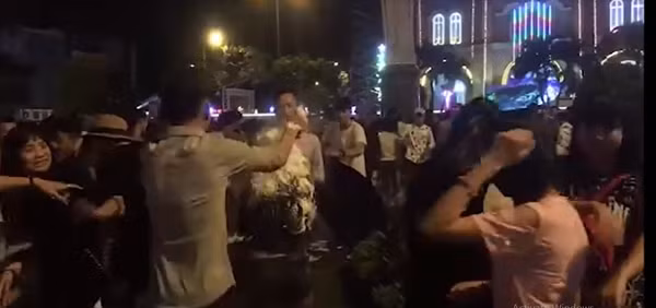 Tối ngày 24/12 vừa qua tại khu nhà thờ Đức Bà (quận 1, TP.HCM), một nhóm thanh niên dùng bình xịt bọt tuyết chơi đùa rượt đuổi nhau trên phố. Không chỉ vậy, họ còn chặn đầu những cô gái và bất ngờ xịt thẳng vào mặt khiến họ không để chống cự.