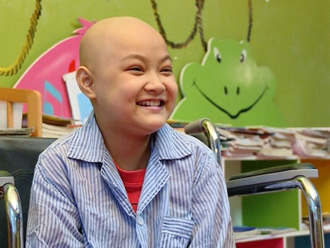 Ngày 23/3, Khánh Linh - cô bé mắc bệnh ung thư từng ước mơ trở thành tiếp viên hàng không trong chương trình Điều ước thứ 7 - qua đời khiến nhiều người không khỏi xót xa. Ảnh cắt từ clip.